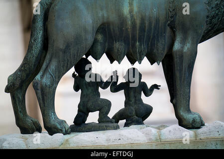 Statue von Romulus und Remus und die Wölfin. Piazza del Campidoglio. Rom, Italien. Stockfoto