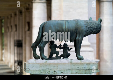 Statue von Romulus und Remus und die Wölfin. Piazza del Campidoglio. Rom, Italien. Stockfoto