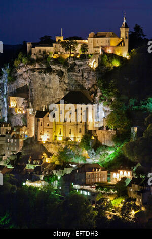 Nachtansicht von Rocamadour, Dordogne, Frankreich, von über dem Tal zeigt die beleuchtete Burg und Gebäude unten Stockfoto