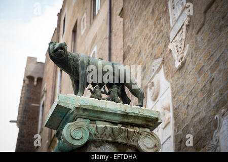 Statue von Romulus und Remus und die Wölfin. Piazza del Campidoglio. Rom, Italien. Stockfoto