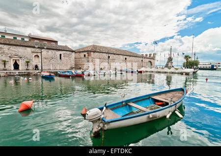 wunderschönen und romantischen Hafen von Lazise am östlichen Ufer des Gardasees. Stockfoto