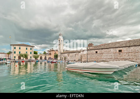 wunderschönen und romantischen Hafen von Lazise am östlichen Ufer des Gardasees. Stockfoto