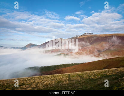 Inversion über Skiddaw, Keswick und Derwentwater, Lake District, Cumbria, England UK Stockfoto