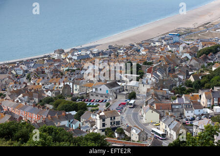 Blick von der Spitze des Portland Head hinunter über dicht Urbane Häuser im alten Stil und nach Westen entlang Chesil Beach Stockfoto