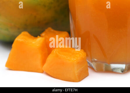 Papaya-Saft mit Früchten auf weißem Hintergrund Stockfoto