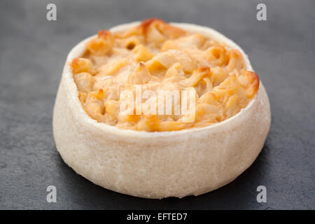 Käse und Macaroni Pie - eine schottische Delikatesse Stockfoto