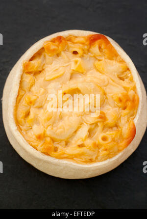 Käse und Macaroni Pie - eine schottische Delikatesse Stockfoto