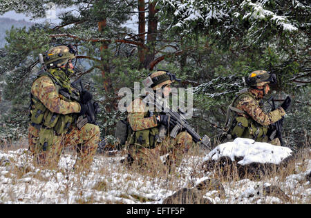 Italienische Soldaten mit dem 183. Airborne Regiment bieten Sicherheit während Übung Saber-Kreuzung am Joint Multinational Readiness Center 28. Oktober 2012 in Hohenfels, Deutschland. Stockfoto