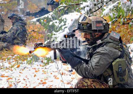 Italienische Soldaten mit dem 183. Airborne Regiment bieten Sicherheit während Übung Saber-Kreuzung am Joint Multinational Readiness Center 28. Oktober 2012 in Hohenfels, Deutschland. Stockfoto