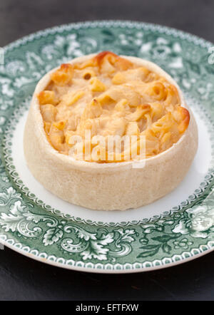 Käse und Macaroni Pie - eine schottische Delikatesse Stockfoto