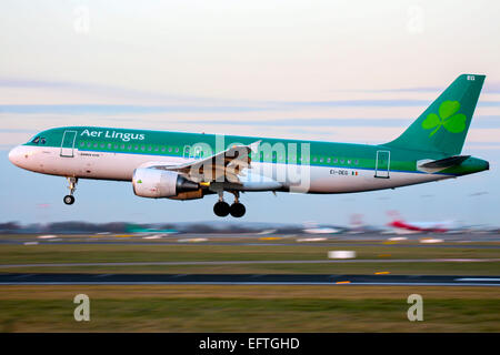 Aer Lingus Airbus A320 nähert sich die Piste 28 am Flughafen Dublin. Stockfoto