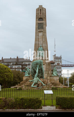 Analogie zu den Kampf des Menschen gegen das Meer vertreten in diesem Denkmal von Neptun in Las Arenas Getxo, Bilbao, Spanien Stockfoto