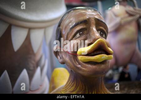 Mainz, Deutschland. 10. Februar 2015. Float 73 (lahme Ente) zeigt US amerikanischen Präsidenten Barack Obama als ein Huhn, bevor ein Hai die Republikaner in der Float-Halle in Mainz Karneval Union (MCV) in Mainz, Deutschland, 10. Februar 2015 darstellen soll. Der MCV hat Medienvertreter einen kleinen Vorgeschmack auf das diesjährige Schwimmer für die Rose Montag Parade gegeben. Foto: FREDRIK VON ERICHSEN/Dpa/Alamy Live-Nachrichten Stockfoto