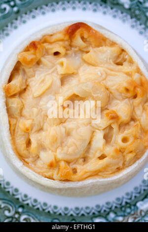 Käse und Macaroni Pie - eine schottische Delikatesse Stockfoto