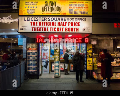 Theatertickets im Verkauf in einem Kiosk am Leicester Square Stockfoto