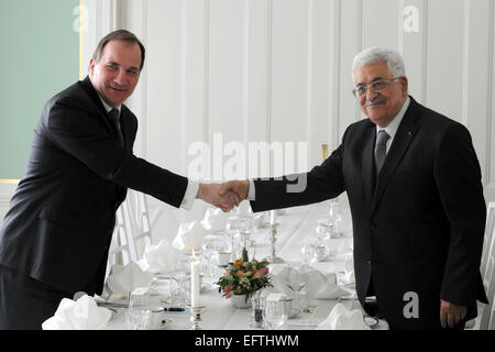 Stockholm, Stockholm, Schweden. 10. Februar 2015. Premierminister von Schweden Stefan Loefven (L) schüttelt Hände mit palästinensischen Präsidenten Mahmoud Abbas im Rosenbad Regierungsbüro in Stockholm am 10. Februar 2015 Credit: Thaer Ganaim/APA Bilder/ZUMA Draht/Alamy Live News Stockfoto