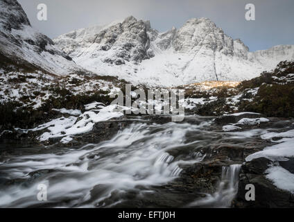 Kaskaden auf Allt Na Dunaiche mit Bla Bheinn und Clach Glas im Hintergrund, Isle Of Skye Stockfoto