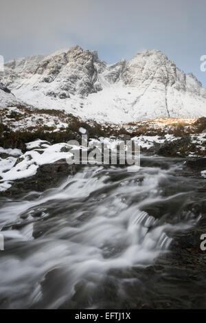 Kaskaden auf Allt Na Dunaiche mit Bla Bheinn und Clach Glas im Hintergrund, Isle Of Skye Stockfoto