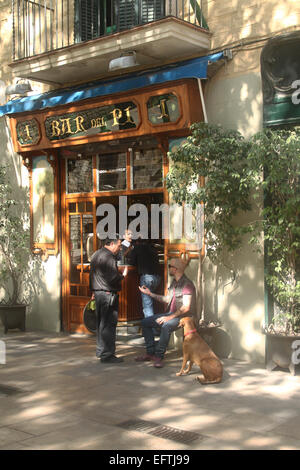 Personen außerhalb der Bar del Pi in der Plaça del Pi, gotische Viertel (Barrio Gotico), Barcelona, Katalonien, Spanien Stockfoto