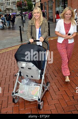 Schauspielerin und Sängerin Susan McFadden, Schwester des ehemaligen Westlife Mitglied Brian McFadden, schieben ihre Freunde baby in einem Kinderwagen außerhalb der Stephens Green Shopping Centre Featuring: Susan McFadden Where: Dublin, Irland: 8. August 2014 Stockfoto