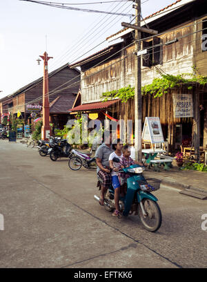 Straßenszene in Lanta Old Town, Ko Lanta, Thailand (Koh). Stockfoto