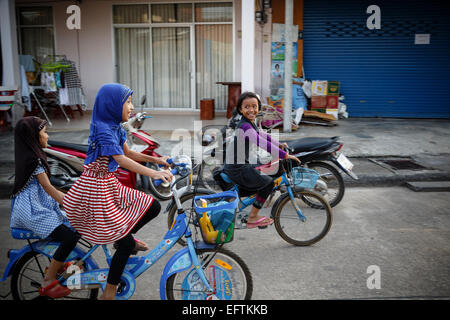 Straßenszene in Lanta Old Town, Ko Lanta, Thailand (Koh). Stockfoto