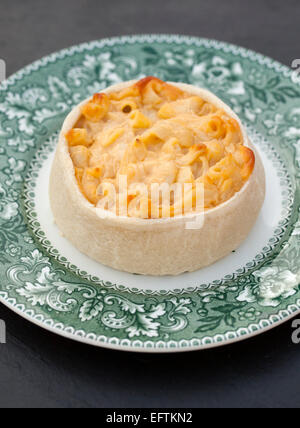 Käse und Macaroni Pie - eine schottische Delikatesse Stockfoto