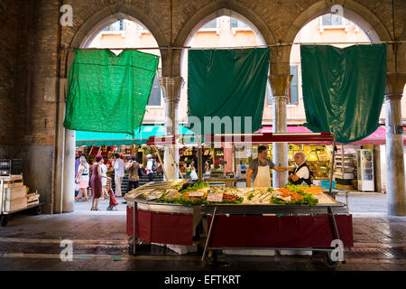 Rialto Fischmarkt. Venedig, Italien. Stockfoto