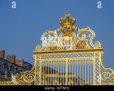 Dekorative goldene Eingangstor von Schloss Versailles, Frankreich Stockfoto