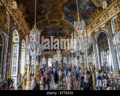 VERSAILLES, Frankreich - 28. August 2013: Versailles, Scharen von Touristen in Palast von Versailles, Spiegelsaal Stockfoto