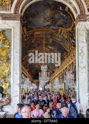 VERSAILLES, Frankreich - 28. August 2013: Versailles, Scharen von Touristen in Palast von Versailles, Spiegelsaal Stockfoto