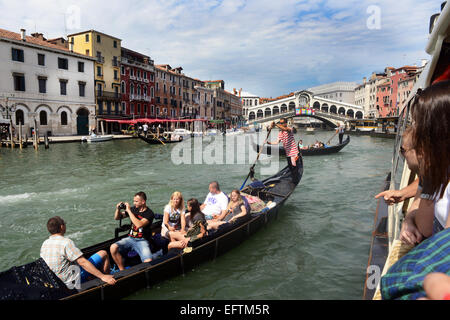 Touristen fahren eine Gondel auf dem Canal Grande, Venedig, Italien Stockfoto