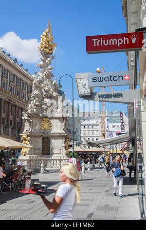 Kellnerin, die Teilnahme an Barterrasse durch die Pestsäule (Pestsäule) im Graben, Wien, Österreich Stockfoto