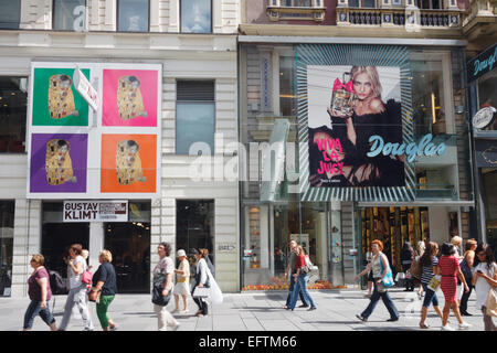 Menschen an der Kärntner Strasse (Kärntner Straße) die bekannteste Einkaufsstraße in zentrale Wien Stockfoto
