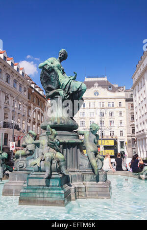 Statue und Brunnen am Neuer Markt-Platz in Wien, Österreich Stockfoto