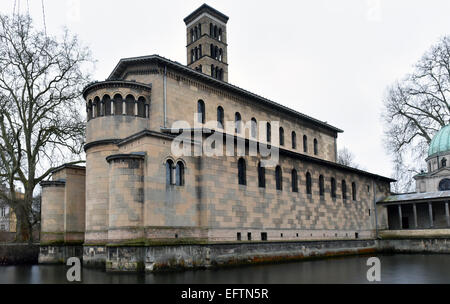 Potsdam, Deutschland. 10. Februar 2015. Eine Außenansicht der Kirche des Friedens, welche in Notwendigkeit der Sanierung, in Potsdam, Deutschland, 10. Februar 2015. Die deutschen Denkmal-Schutz-Stiftung hat eine bundesweite Spendenaktion für die Sanierung der maroden Kirche begonnen. Sie benötigen mehr als 6 Millionen Euro. Die Kirche des Friedens wurde vom preußischen König Friedrich Wilhelm IV. in Auftrag gegeben und wurde zwischen 1845 und 1848 erbaut. Foto: Ralf Hirschberger/Dpa/Alamy Live News Stockfoto