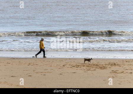 Frau am Strand entlang Essex England UK Stockfoto