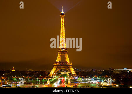 Eiffel Turm Licht Leistung zeigen in der Nacht. Stockfoto