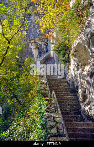 Italien-Friuli-Venezia Giulia Antro, ein Dorf in der Nähe von Pulfero in der Provinz Udine.Staircase, führt zu der Höhle von San Giovanni d Stockfoto