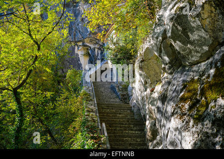 Italien-Friuli-Venezia Giulia Antro, ein Dorf in der Nähe von Pulfero in der Provinz Udine.Staircase, führt zu der Höhle von San Giovanni d Stockfoto