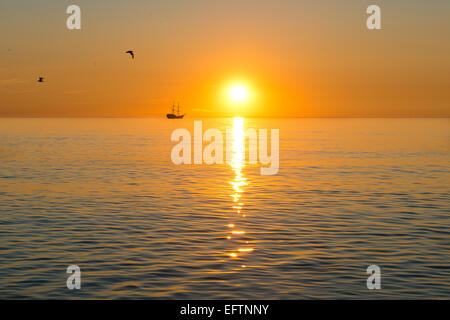 Sonnenuntergang - segeln Schiff Silhouette auf dem Sonnenuntergang Hintergrund Stockfoto