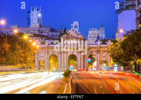 Madrid, Spanien Stadtbild am Tor Puerta de Alcala und Calle de Alcalá. Stockfoto