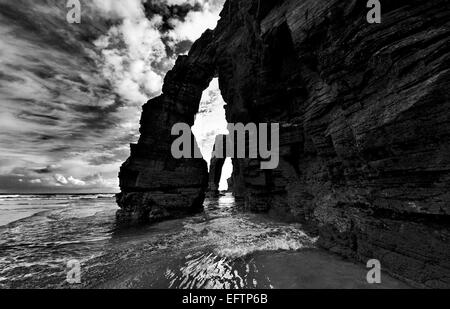 Spanien, Galicien: Rock-Bögen am Strand von Doms in schwarz / weiß-version Stockfoto