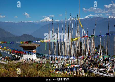 BU00093-00... BHUTAN - Gebetsfahnen zusammen mit ein paar von den 108 Chörten und Ansicht des bhutanischen Himalaya von Dochu La (Pass) Stockfoto