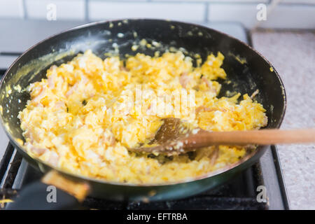 Rührei mit Schinken in einer Pfanne Stockfoto