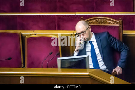 Kiew, Ukraine. 10. Februar 2015. Prime Arseniy Yatsenyuk--ukrainischen Parlament verabschiedete ein Gesetz, das Ihnen erlaubt, die Sammlung von Wert zu stornieren Mehrwertsteuer (MwSt) auf die Einfuhren bestimmter Erzeugnisse für Verteidigungszwecke. Entsprechende Änderungen in der Steuer-Code der Ukraine unterstützt die 274 Abgeordneten, mit dem notwendigen Minimum an 226 Stimmen. Im Moment ist die Mehrwertsteuer in der Ukraine 20 %. Bildnachweis: Igor Golovnov/Alamy Live-Nachrichten Stockfoto