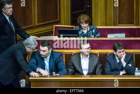 Kiew, Ukraine. 10. Februar 2015. Kiewer Bürgermeister Vitali Klitschko - Ukrainischen Parlament verabschiedete ein Gesetz, das Ihnen erlaubt, die Sammlung von Wert zu stornieren Mehrwertsteuer (MwSt) auf die Einfuhren bestimmter Erzeugnisse für Verteidigungszwecke. Entsprechende Änderungen in der Steuer-Code der Ukraine unterstützt die 274 Abgeordneten, mit dem notwendigen Minimum an 226 Stimmen. Im Moment ist die Mehrwertsteuer in der Ukraine 20 %. Bildnachweis: Igor Golovnov/Alamy Live-Nachrichten Stockfoto