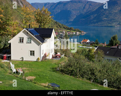 Dorf Solvorn am Lustrafjord, inneren Zweig des Sognefjords, typisch norwegischen Holzhäusern, Herbst Stockfoto