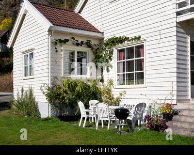 Gästehaus Eplet, Hostel mit kleiner Campingplatz, Dorf Solvorn am Lustrafjord, inneren Zweig der Sognefjord, Norwegen Stockfoto