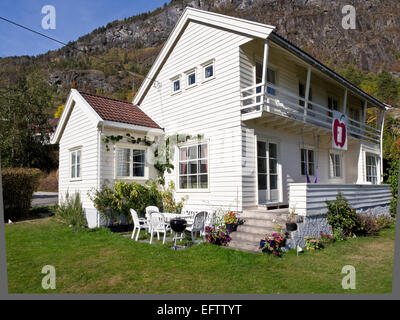 Gästehaus Eplet, Hostel mit kleiner Campingplatz, Dorf Solvorn am Lustrafjord, inneren Zweig der Sognefjord, Norwegen Stockfoto